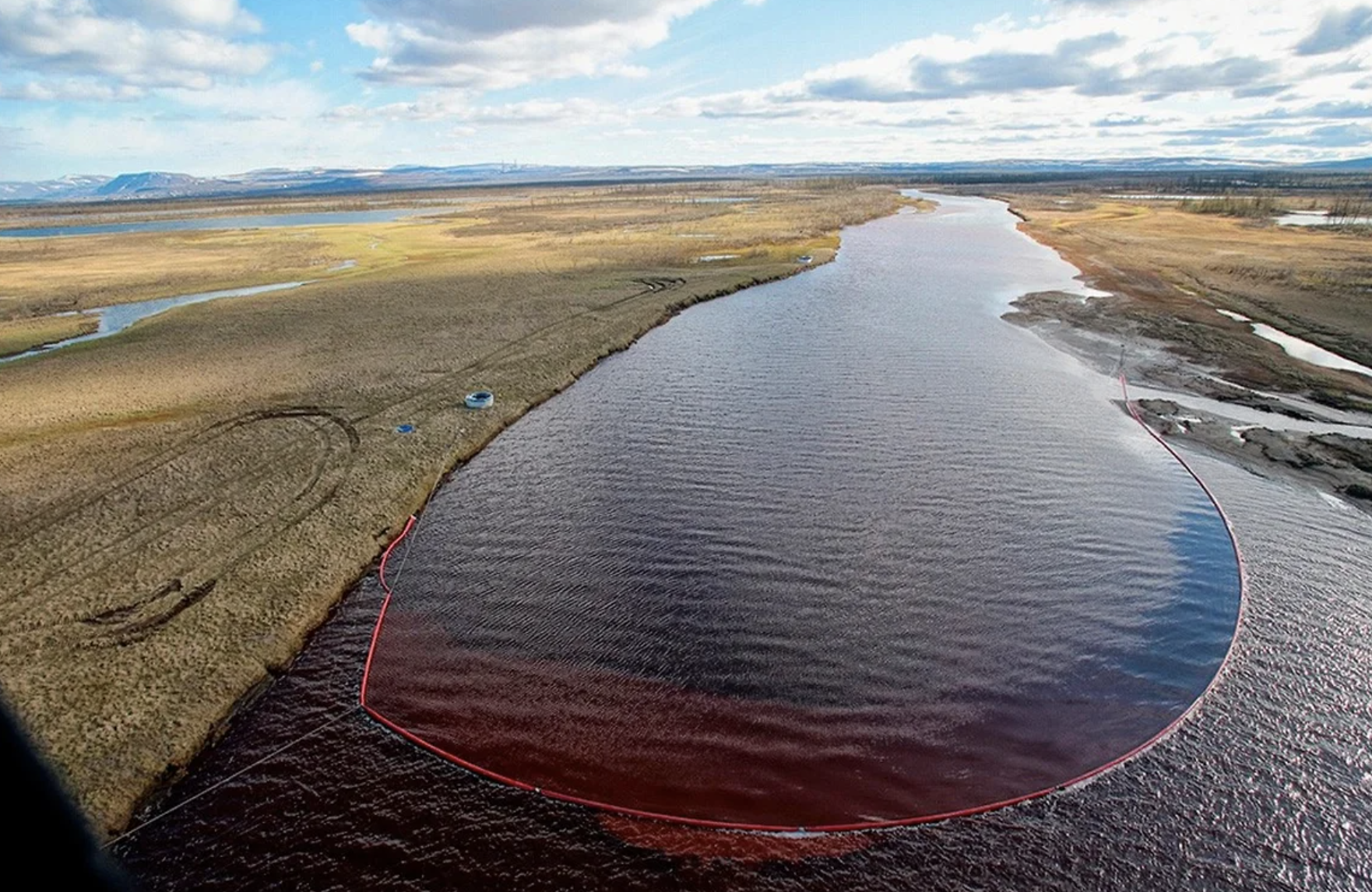 В небольшом водоеме образовавшемся после разлива реки. Река амбарная Норильск. Озеро Пясино нефть. Озеро Пясино Норильск авария. Разлив нефтепродуктов в Норильске.