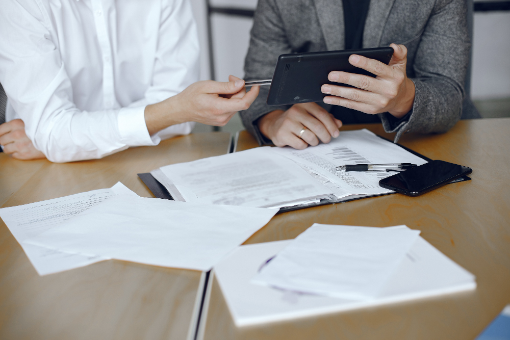 /upl/business-men-sitting-at-the-lawyers-s-desk-people-signing-important-documents.jpg