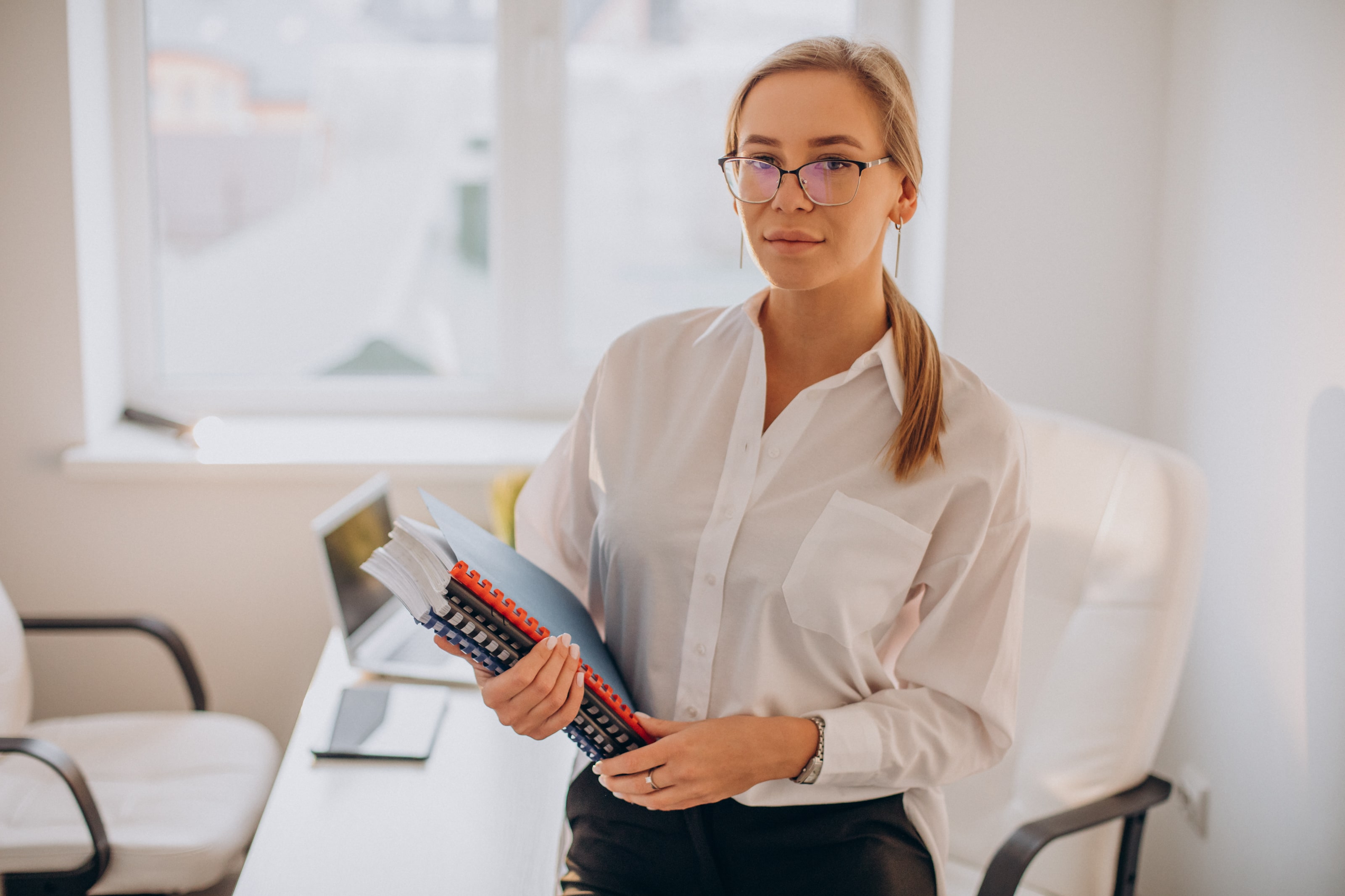 /upl/business-woman-holding-files-at-office-min.jpg