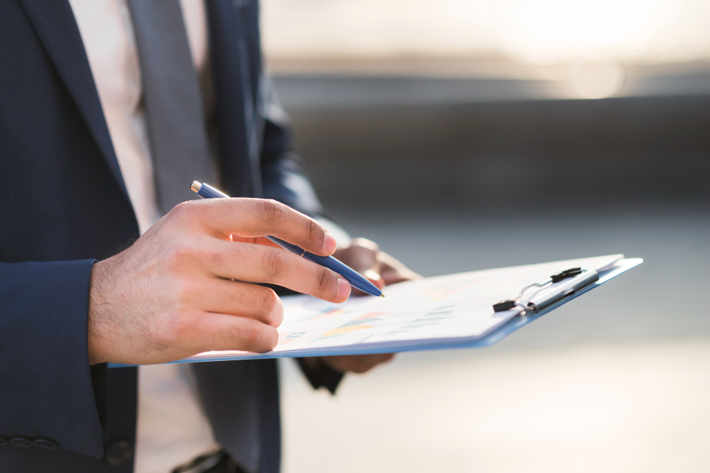 /upl/close-up-business-man-checking-clipboard_2.jpg