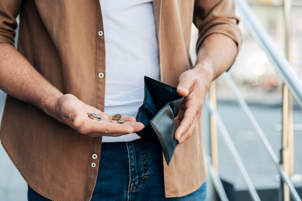 /upl/close-up-hands-holding-wallet-and-coins.jpg