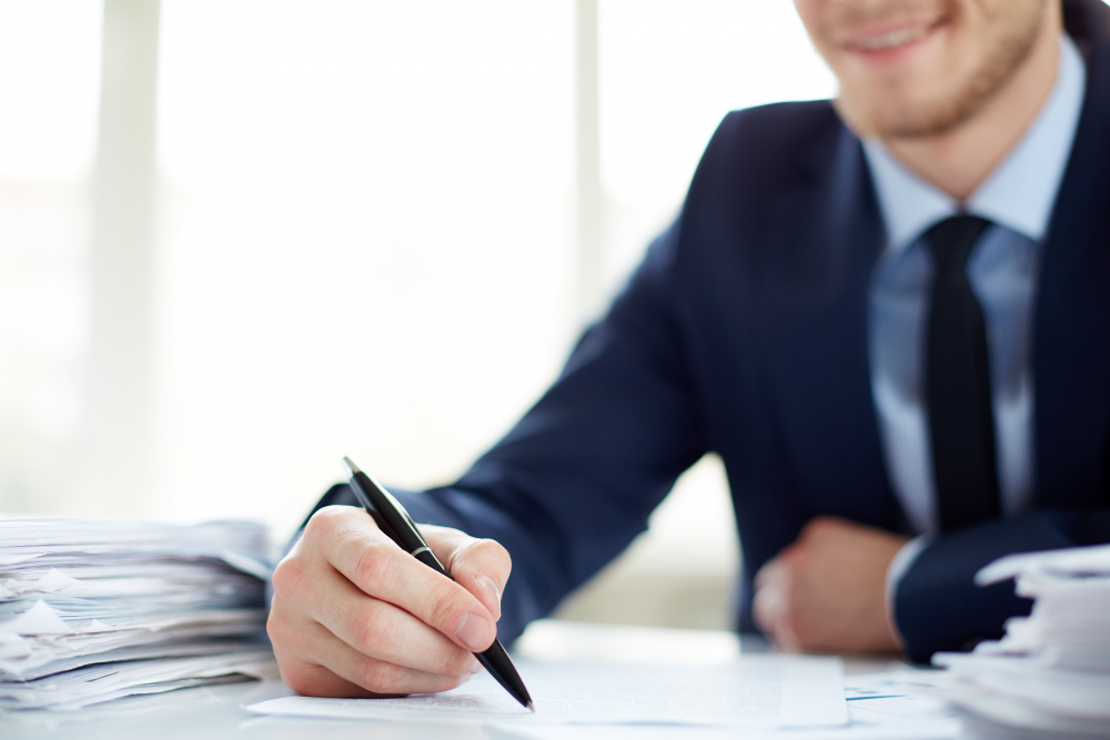 /upl/close-up-of-businessman-holding-a-pen.jpg