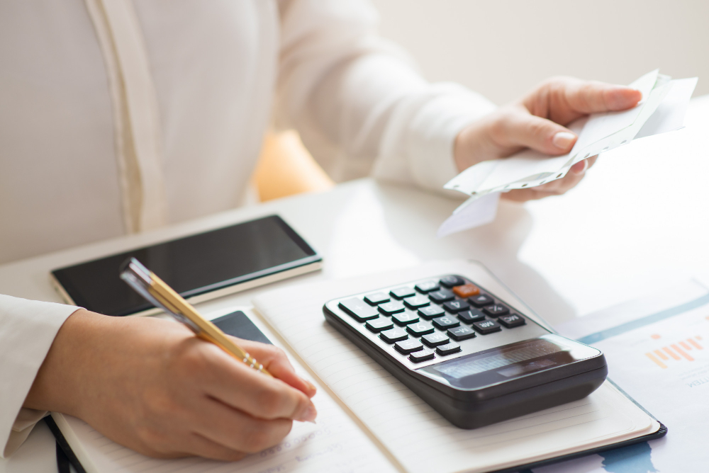 /upl/closeup-of-person-holding-bills-and-calculating-them.jpg