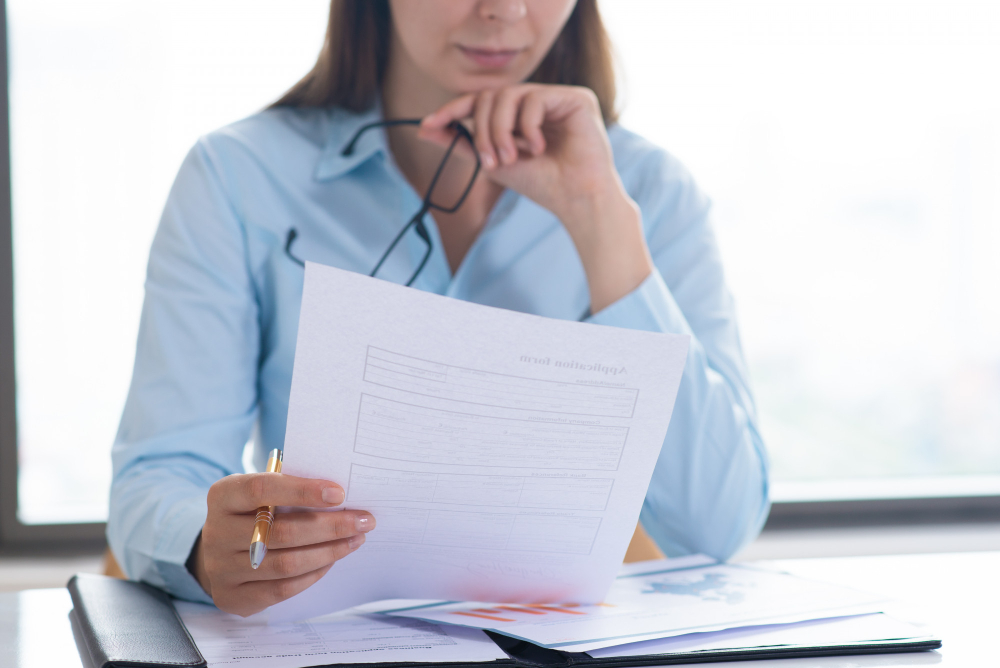 /upl/closeup-of-woman-holding-and-reading-document.jpg