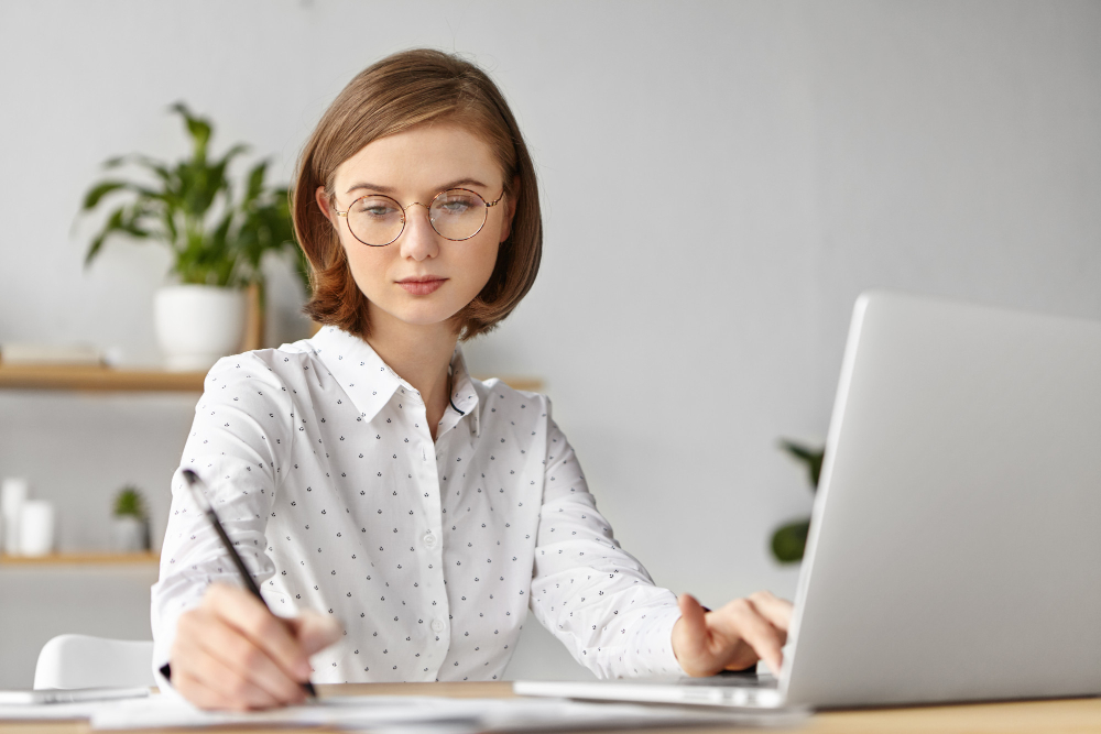 /upl/elegant-businesswoman-dressed-formally-sitting-with-laptop_1.jpg