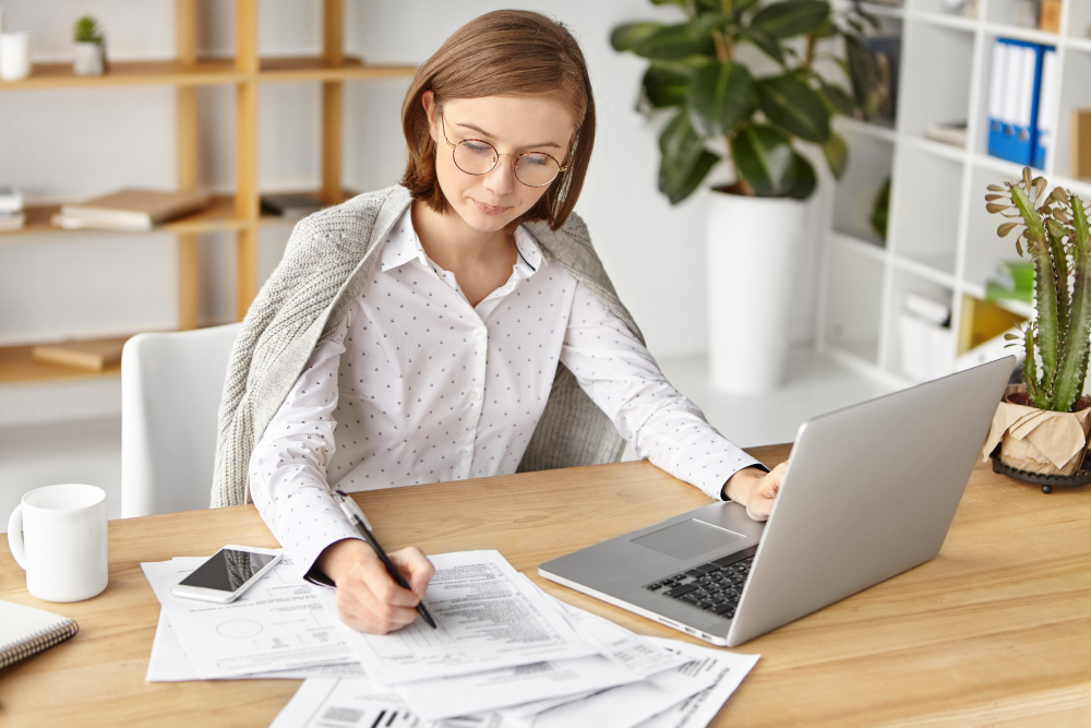 /upl/elegant-businesswoman-dressed-formally-sitting-with-laptop_2.jpg