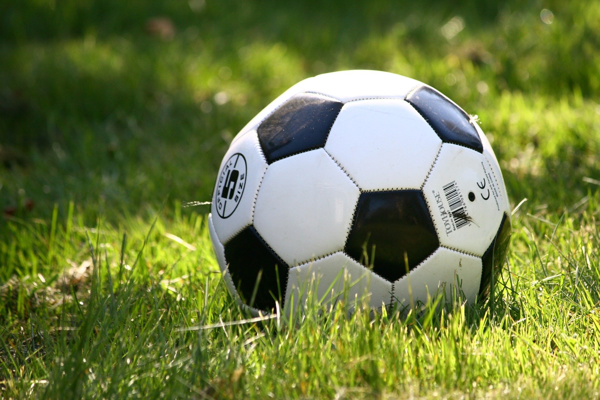 /upl/football-1396740_1920.jpg