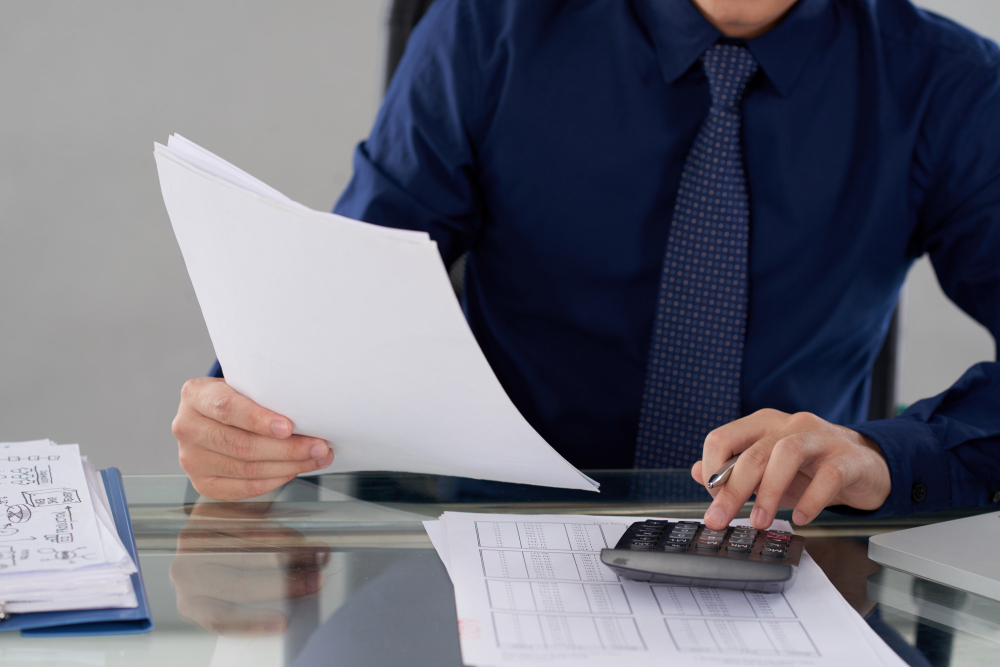 /upl/mid-section-of-anonymous-male-accountant-calculating-financial-data.jpg