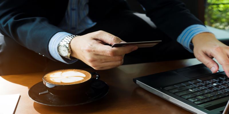 /upl/pictures/PB/1_2023/2/business-man-using-credit-card-to-buy-online-items-in-coffee-shop.jpg