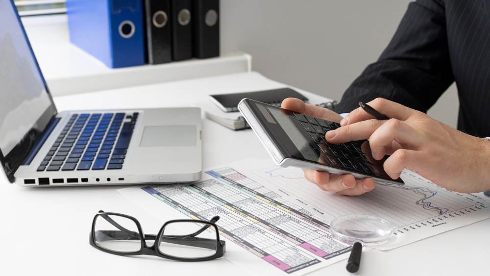 /upl/side-view-business-man-calculating-finance-numbers_1.jpg