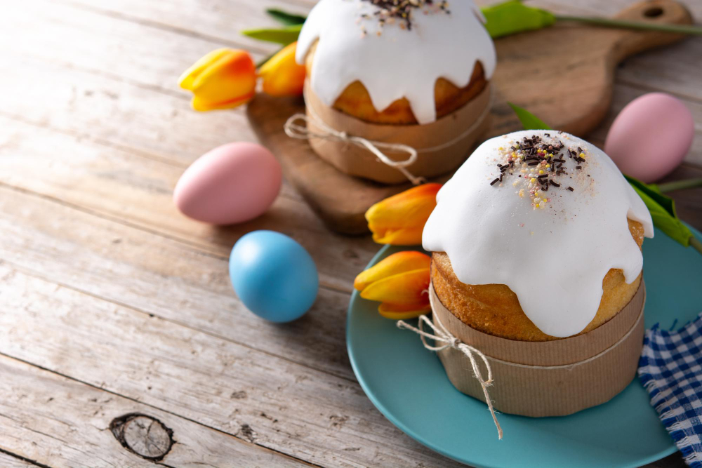 /upl/traditional-easter-cake-colorful-eggs-and-tulips-on-wooden-table.jpg