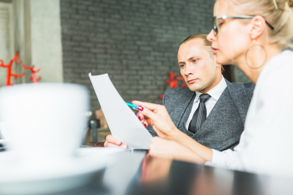 /upl/two-businesspeople-examining-agreement-restaurant.jpg