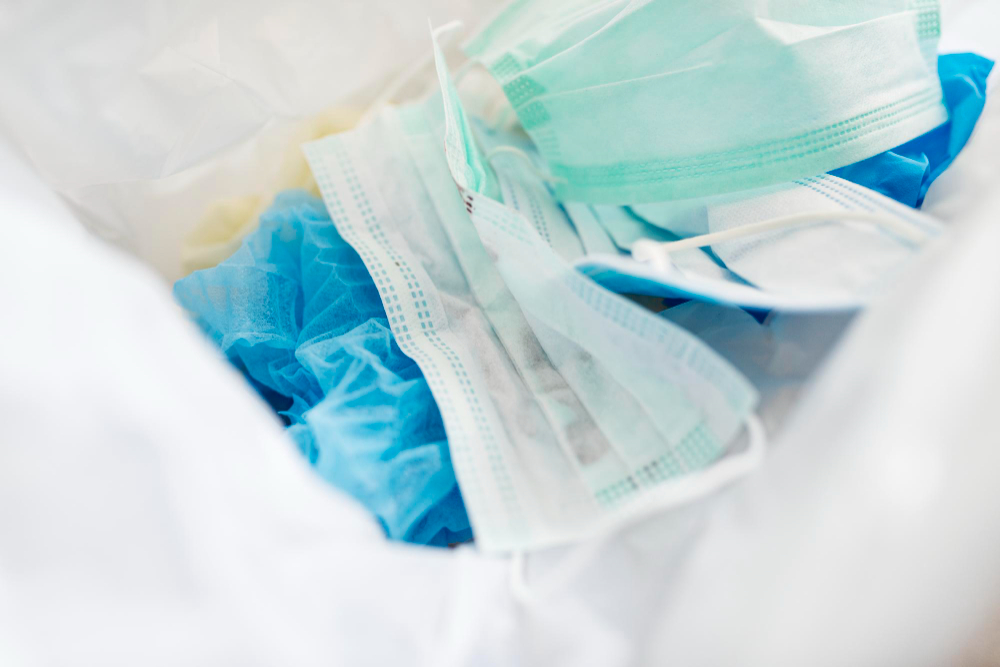 /upl/used-face-masks-in-a-contaminated-waste-bin.jpg