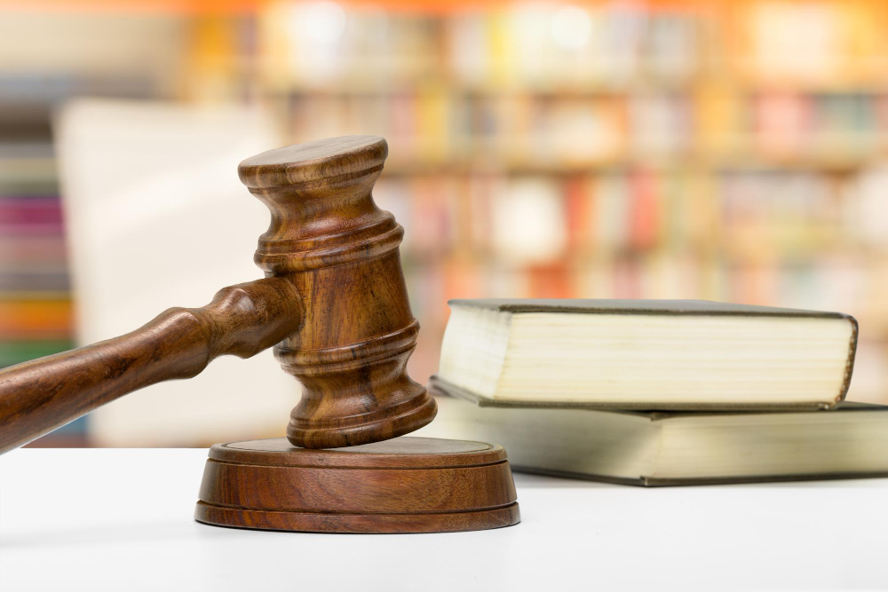 /upl/wooden-gavel-and-books-on-wooden-table_1.jpg