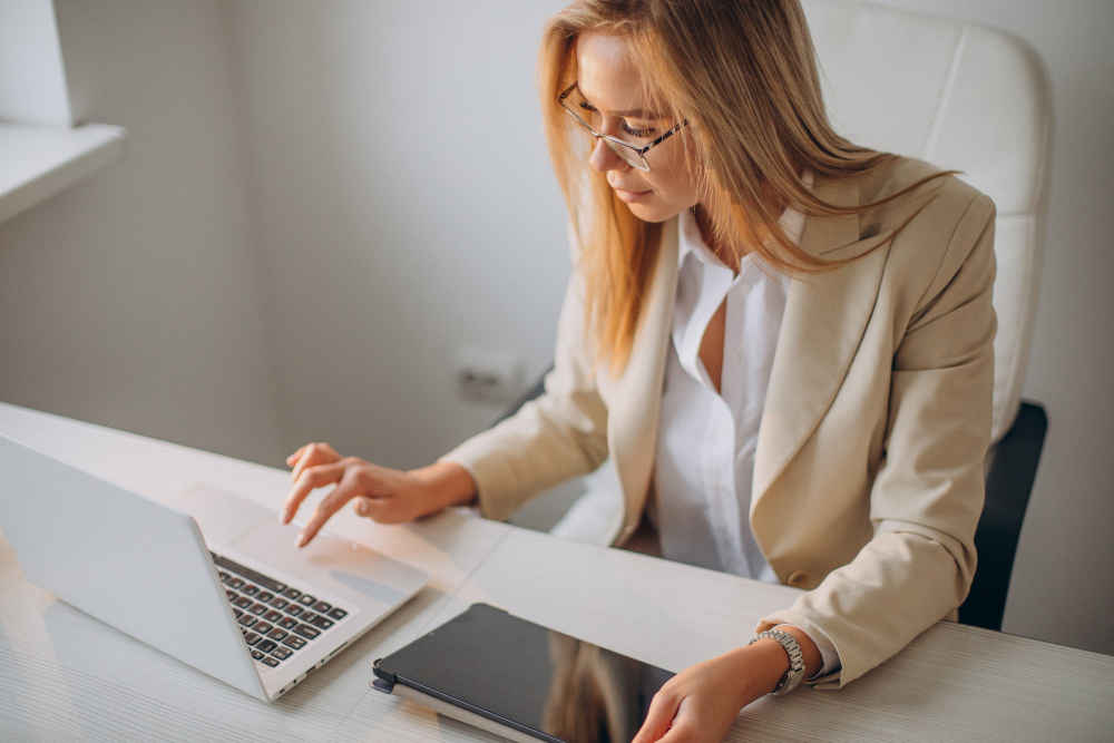 /upl/young-business-woman-working-on-computer-in-office.jpg